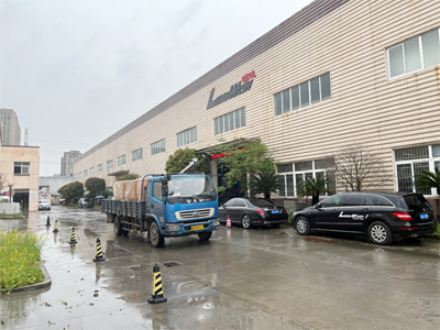 发货现场，镭豹360锐意型洗车机发往甘肃省敦煌市