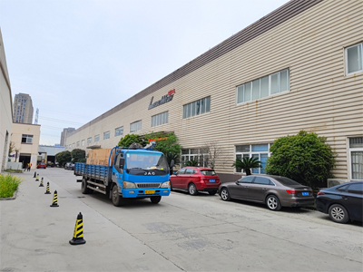发货现场，五台镭豹360炫彩型全自动洗车机发往中国台湾省